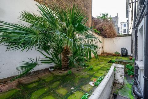 2 bedroom flat to rent, Redcliffe Gardens London SW10
