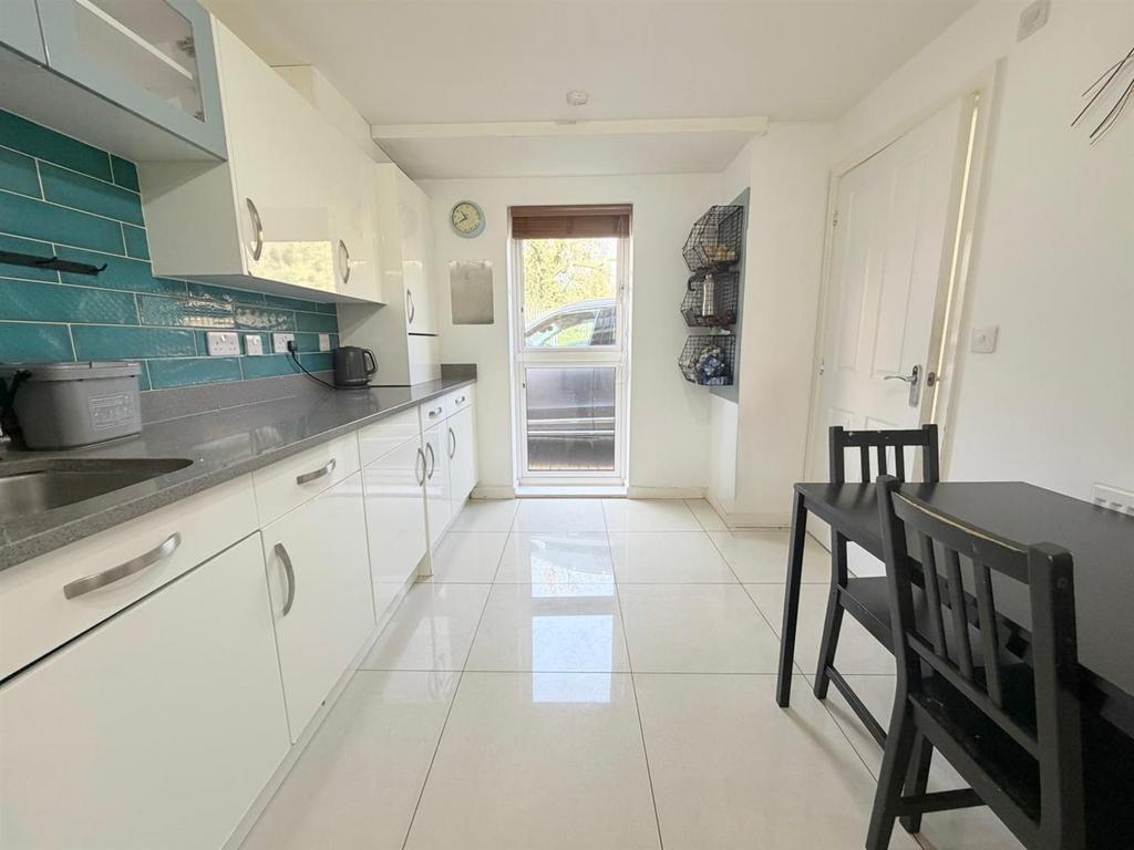Kitchen 2.jpeg