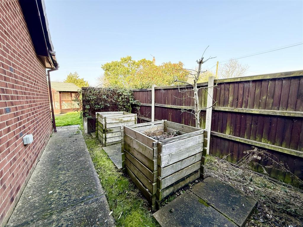 Garden to side