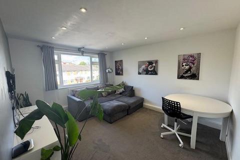 2 bedroom flat to rent, Nicola Close, Harrow