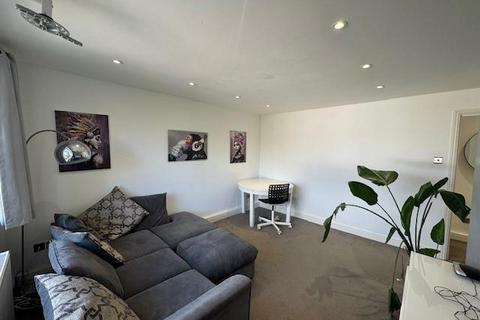 2 bedroom flat to rent, Nicola Close, Harrow