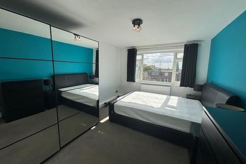 2 bedroom flat to rent, Nicola Close, Harrow