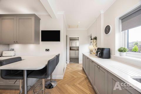 4 bedroom semi-detached house for sale, Clyde Way, Romford, RM1