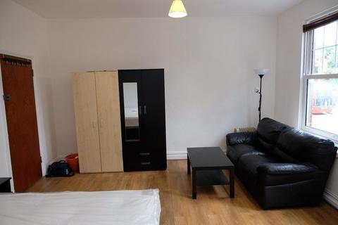 Studio to rent, Priory Road, N8, London