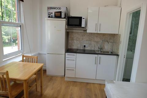 Studio to rent, Priory Road, N8, London