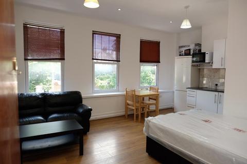 Studio to rent, Priory Road, N8, London