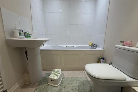 2 bedroom flat to rent, Penn Hill Avenue, Poole