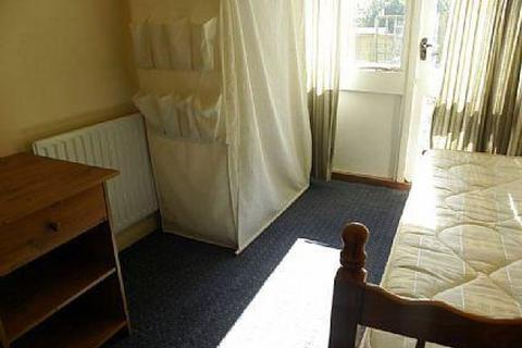 6 bedroom house share to rent, KEMSING GARDENS