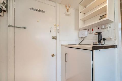 Studio to rent, Sutherland Avenue, Maida Vale W9
