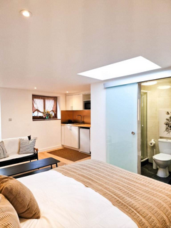 Studio to rent, Saxon Avenue, Feltham TW13