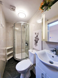 Studio to rent, Saxon Avenue, Feltham TW13