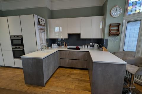 1 bedroom flat to rent, Earls Avenue, Folkestone, Kent, CT20