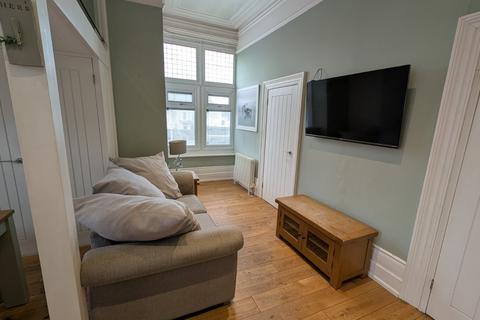 1 bedroom flat to rent, Earls Avenue, Folkestone, Kent, CT20