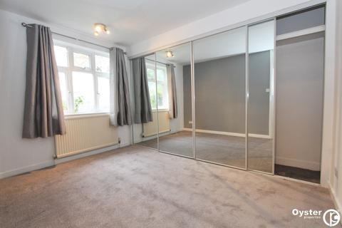 2 bedroom flat to rent, Canons Park Close, Edgware, HA8