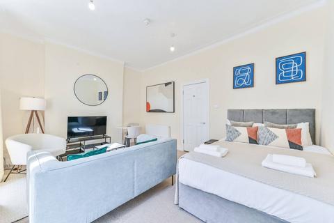 Studio to rent, Sandwich Street, Bloomsbury, London, WC1H