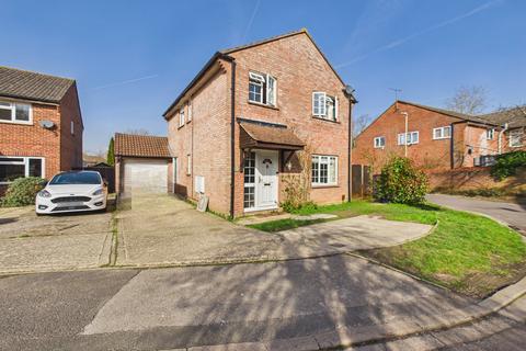 4 bedroom detached house for sale, Winchfield Gardens, Tadley, RG26