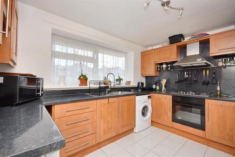 2 bedroom flat for sale, Kings Avenue, Eastbourne