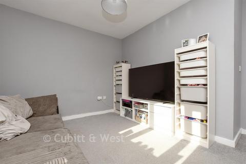 1 bedroom flat for sale, Kingsfield Way, Redhill RH1