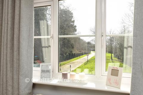 1 bedroom flat for sale, Kingsfield Way, Redhill RH1