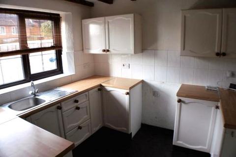 3 bedroom terraced house to rent, Reevers Road, Newent