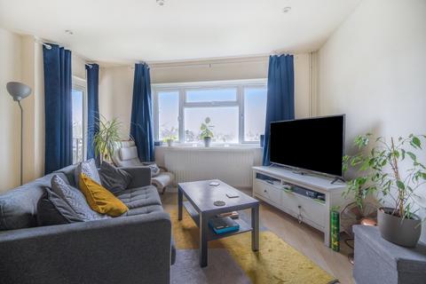 2 bedroom apartment to rent, Jordans Close, Guildford GU1