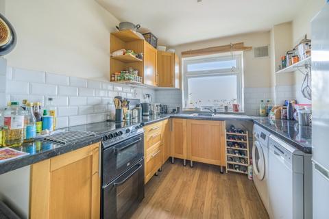 2 bedroom apartment to rent, Jordans Close, Guildford GU1