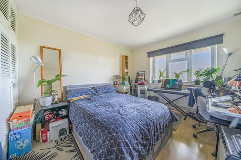 2 bedroom apartment to rent, Jordans Close, Guildford GU1