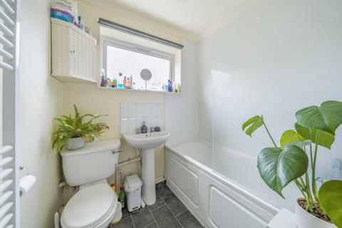 2 bedroom apartment to rent, Jordans Close, Guildford GU1