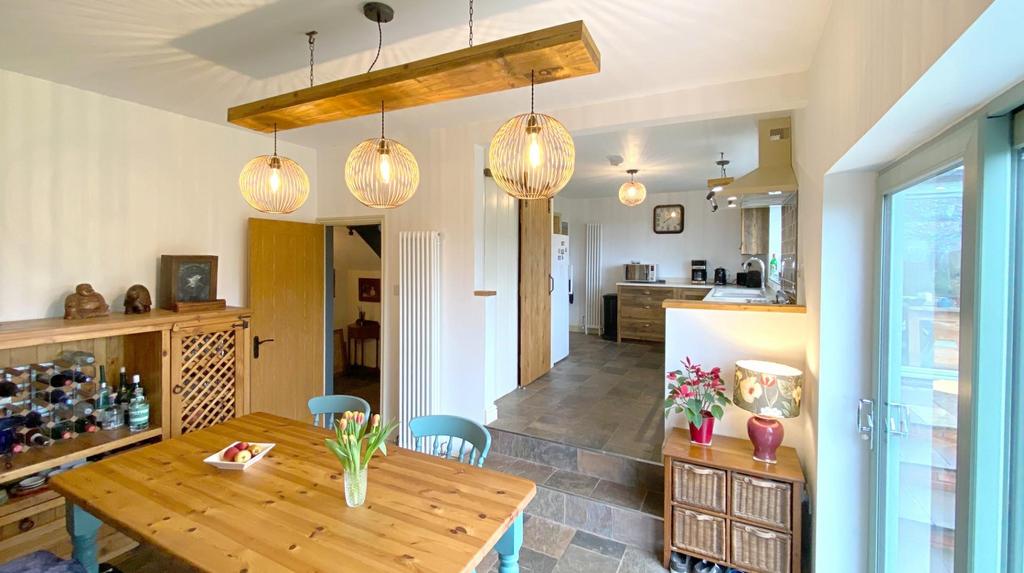 09 dining-room-into-kitchen.jpg