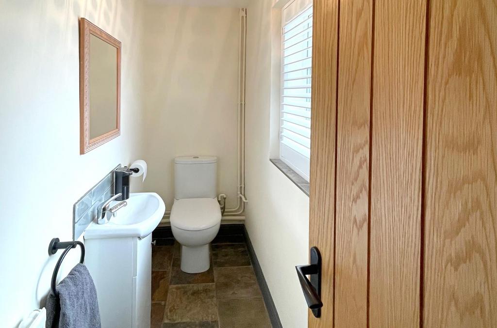 05-downstairs-loo.jpg