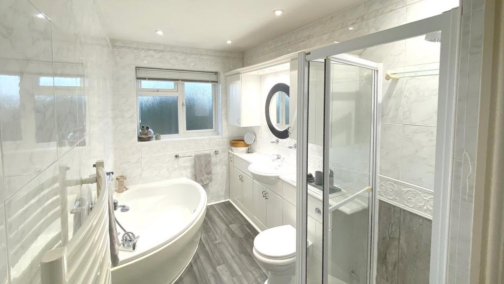 22 bathroom.jpg