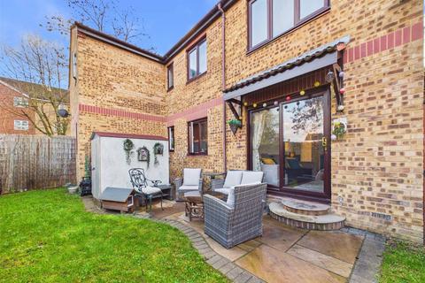 1 bedroom apartment to rent, Larkham Close, Feltham