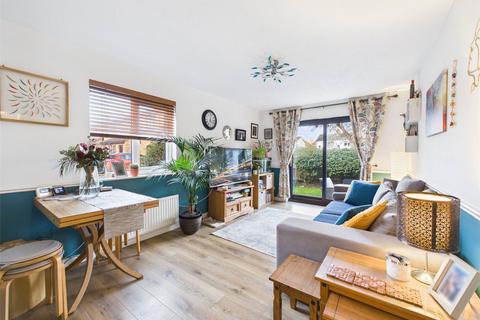 1 bedroom apartment to rent, Larkham Close, Feltham