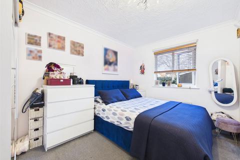 1 bedroom apartment to rent, Larkham Close, Feltham