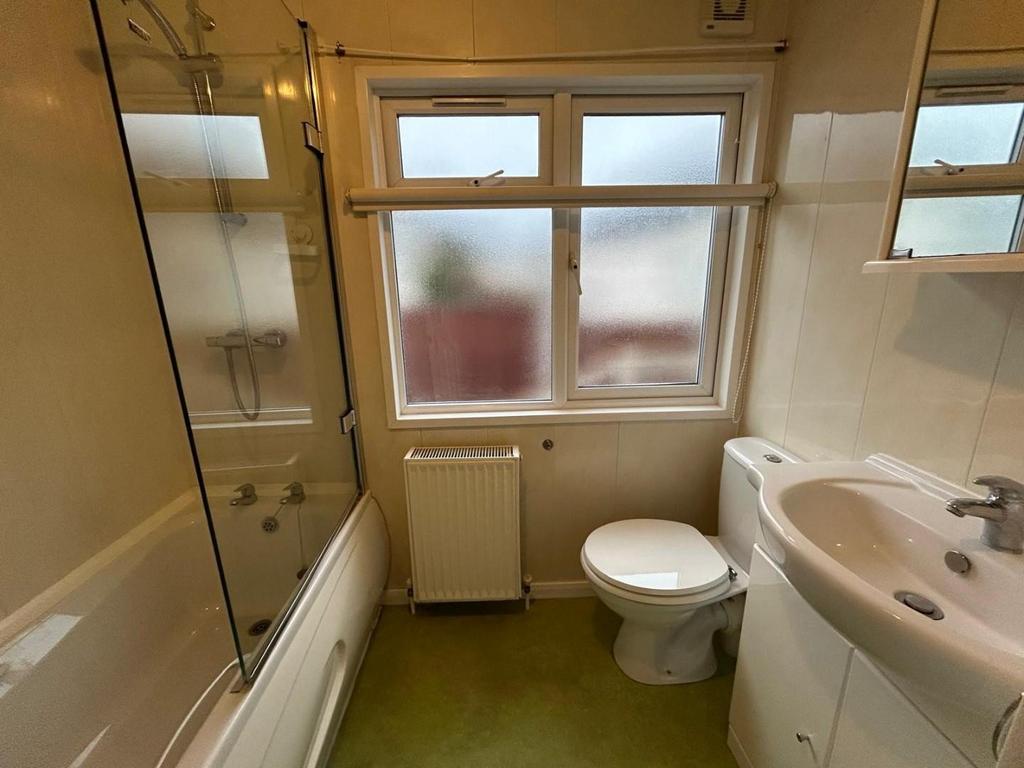 Bathroom 1.jpg