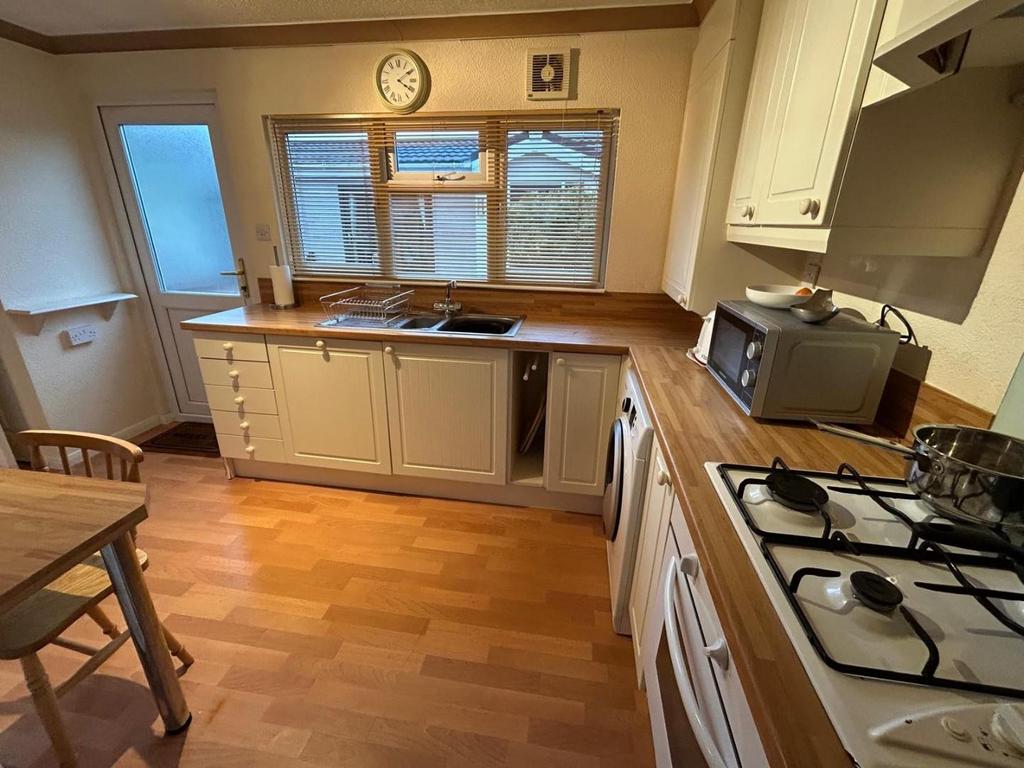 Kitchen 2.jpg