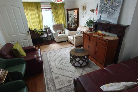 3 bedroom semi-detached house to rent, 231 Woolaston Avenue