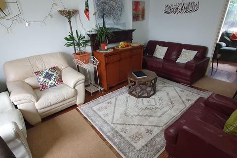 3 bedroom semi-detached house to rent, 231 Woolaston Avenue