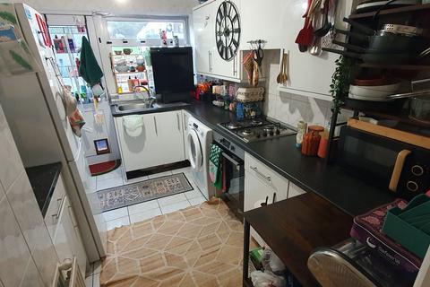 3 bedroom semi-detached house to rent, 231 Woolaston Avenue
