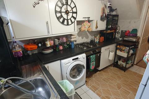 3 bedroom semi-detached house to rent, 231 Woolaston Avenue
