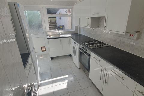 3 bedroom semi-detached house to rent, 231 Woolaston Avenue