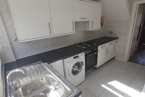 3 bedroom semi-detached house to rent, 231 Woolaston Avenue