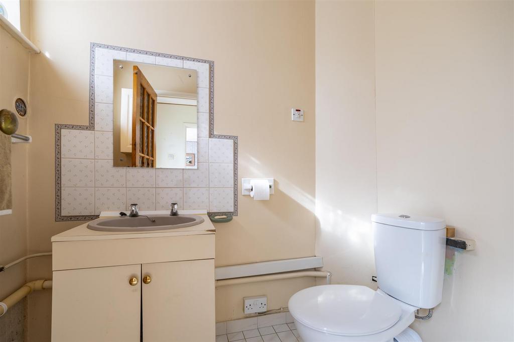 DOWNSTAIRS TOILET.jpg