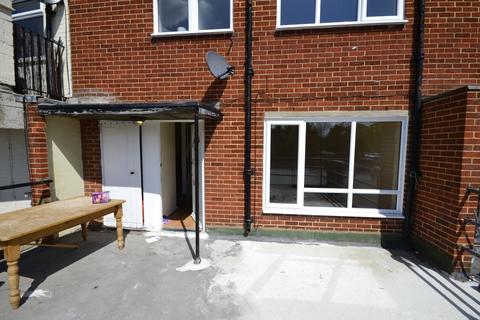 3 bedroom maisonette to rent, High Street West Wickham BR4