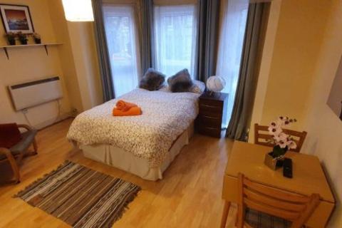 Studio to rent, Saint Pauls Avenue