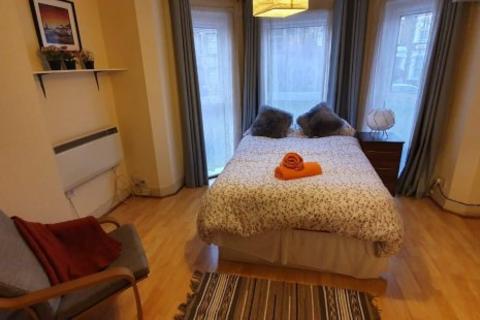 Studio to rent, Saint Pauls Avenue