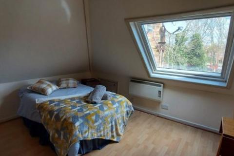 Studio to rent, Chatsworth Road