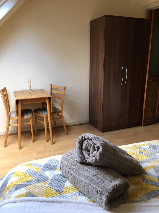 Chatsworth-road-nw2-4bl-1049420