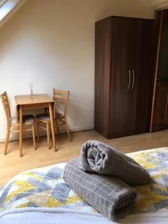 Studio to rent, Chatsworth Road
