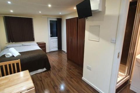 Studio to rent, Cranhurst Road